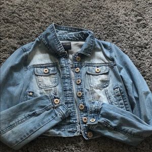 very nice jean jacket.